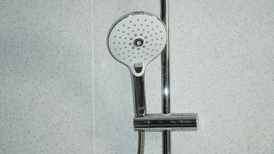 [BATHMENT] The "Acid Dissolution" Flush: How to clean clogged showerhead holes without scrubbing