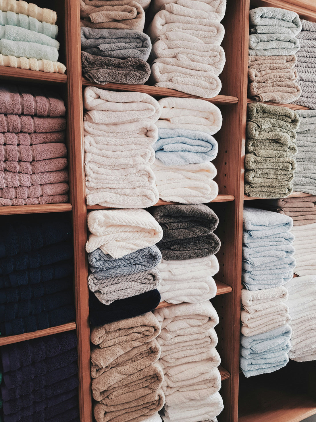 [BATHMENT] Why Your Towels Feel Like Sandpaper (The Science of "Fiber Cementing")