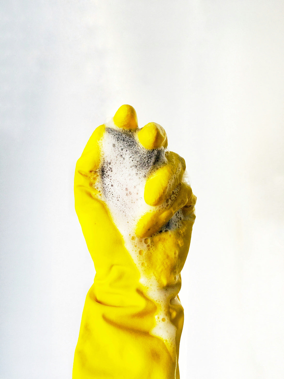[BATHMENT] The "Vinegar Spray Wipe": How to remove stubborn white water spots on glass shower doors in 3 minutes