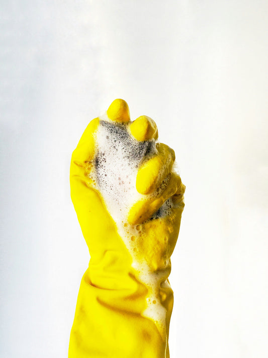 [BATHMENT] The "Vinegar Spray Wipe": How to remove stubborn white water spots on glass shower doors in 3 minutes