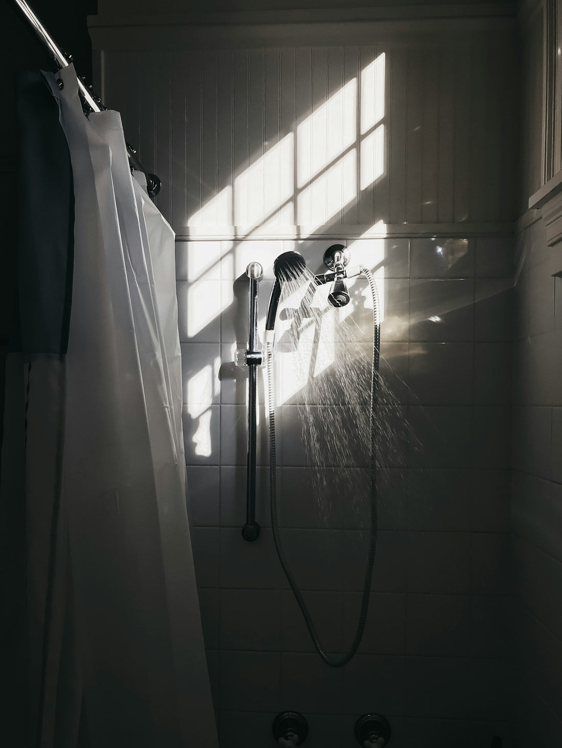 [BATHMENT] The "Thermal Shock" Fog Eraser: How a micro-thin layer of liquid soap blocks bathroom mirror condensation