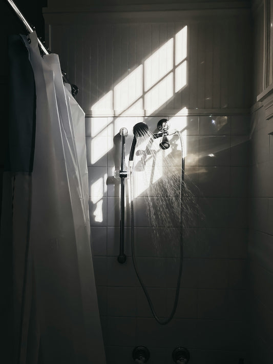 [BATHMENT] The "Thermal Shock" Fog Eraser: How a micro-thin layer of liquid soap blocks bathroom mirror condensation