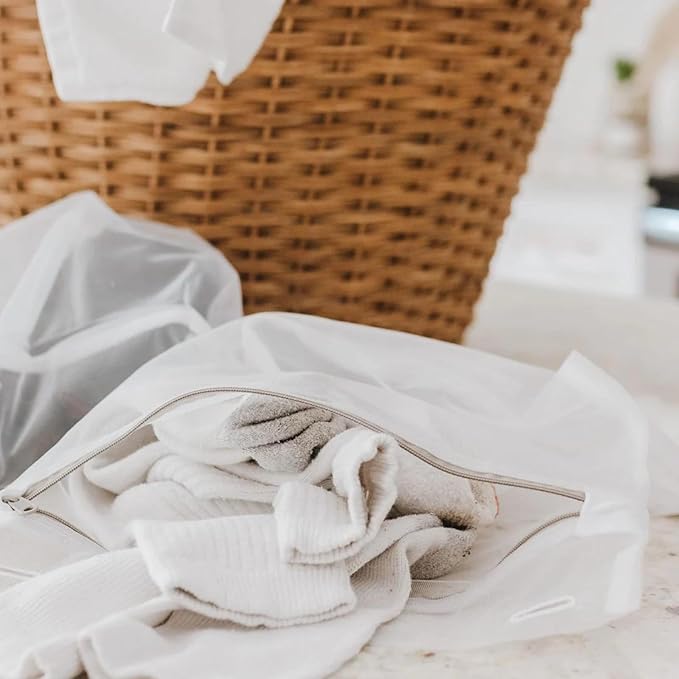 Full Circle Mesh Laundry Bags Set of 4 ?€? Recycled Material Garment Wash Bags with Durable Zippers, Protects Delicates, Lingerie, and Small Items in Washing Machines, White